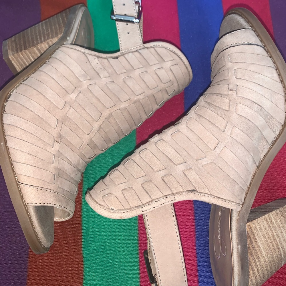 Brown shell like heels